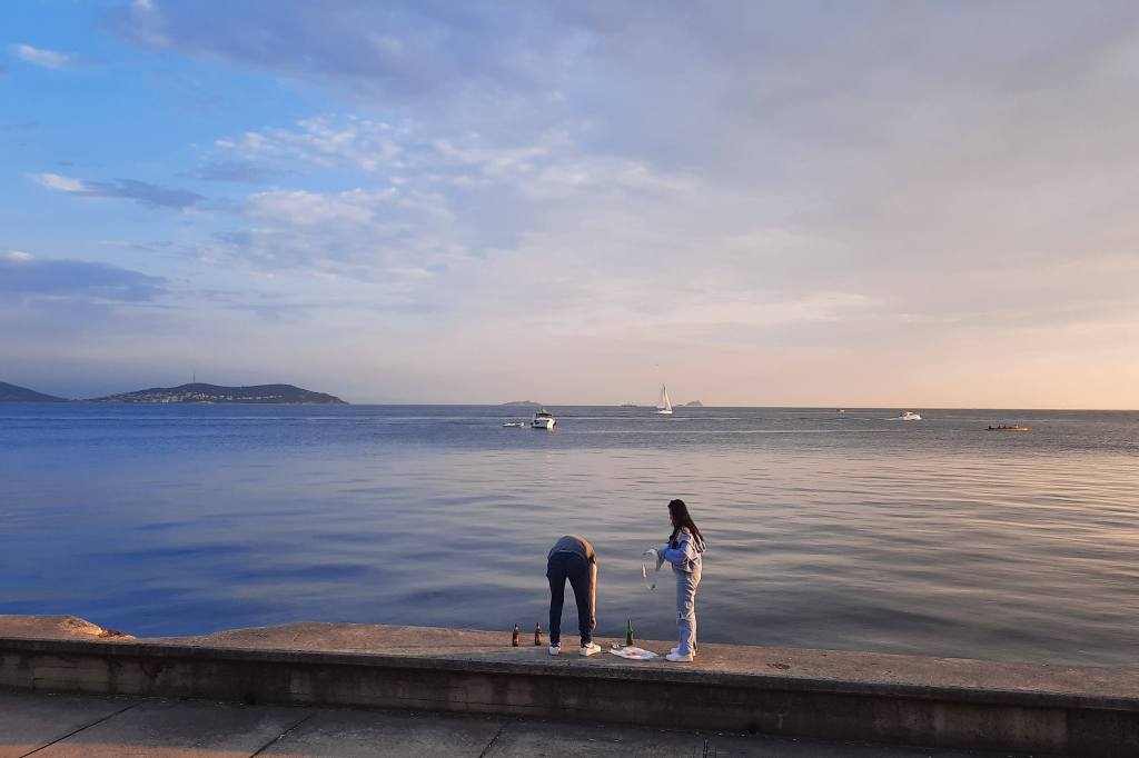 A Turkish family spending time together outdoors, reflecting the strong family-oriented culture and weekend traditions in Türkiye.

