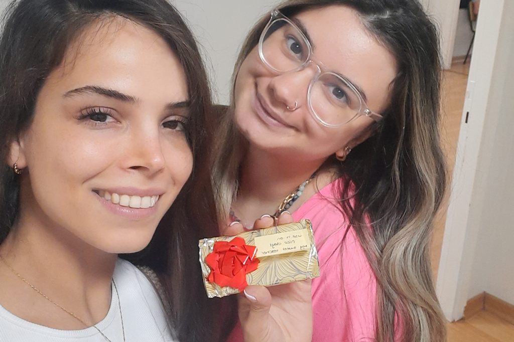 Damla surprised me with a small gift and we took a selfie together, sharing a happy moment.